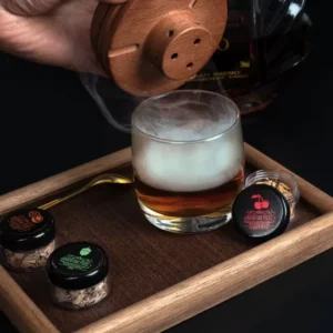 Viskija un citu dzērienu kūpināšanas komplekts ar tumši brūnu, apaļu kūpinātavu un 5 aromātiem