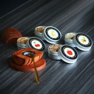 Viskija un citu dzērienu kūpināšanas komplekts ar tumši brūnu mucas formas kūpinātavu un 4 aromātiem