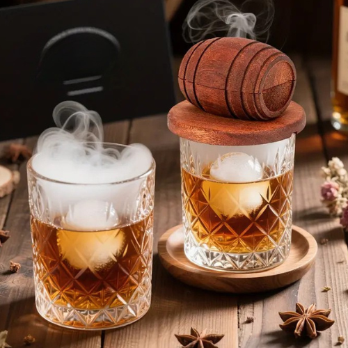 Viskija un citu dzērienu kūpināšanas komplekts ar tumši brūnu mucas formas kūpinātavu un 4 aromātiem