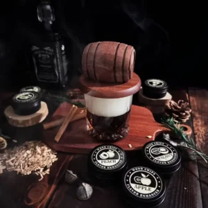 Viskija un citu dzērienu kūpināšanas komplekts ar tumši brūnu mucas formas kūpinātavu un 6 aromātiem