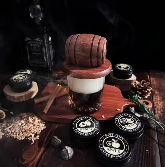 Viskija un citu dzērienu kūpināšanas komplekts ar tumši brūnu mucas formas kūpinātavu un 6 aromātiem