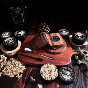 Viskija un citu dzērienu kūpināšanas komplekts ar tumši brūnu mucas formas kūpinātavu un 6 aromātiem