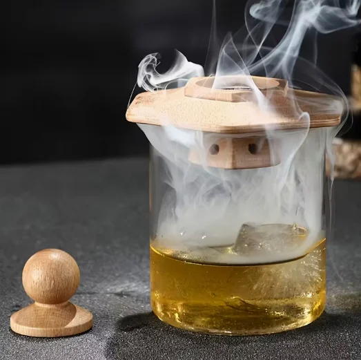 Viskija un citu dzērienu kūpināšanas komplekts ar sešstūra, gaiši brūnu kūpinātāju un 4 aromātiem