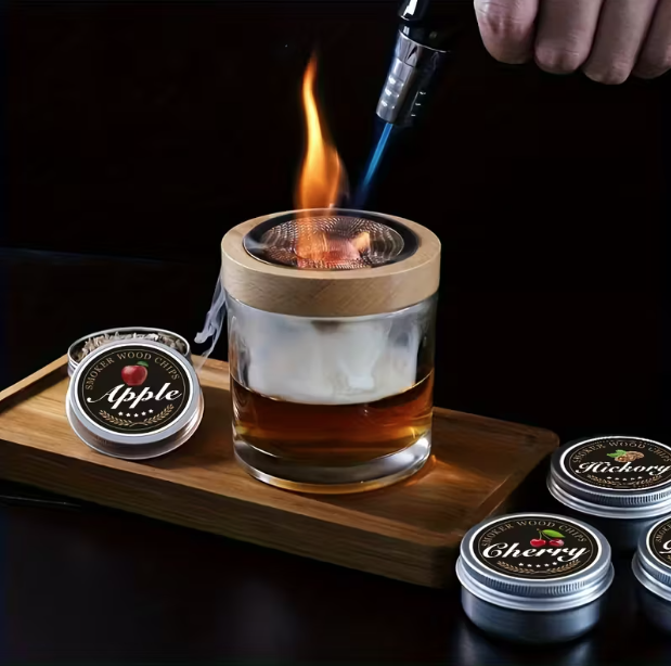 Viskija un citu dzērienu kūpināšanas komplekts ar apaļu, gaišu kūpinātāju un 4 lielas ietilpības aromātiem